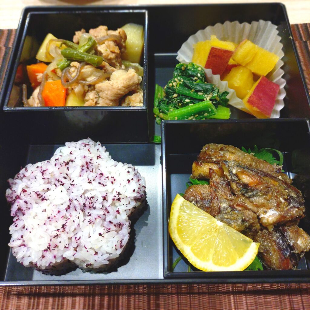 重箱に詰めた和食の献立