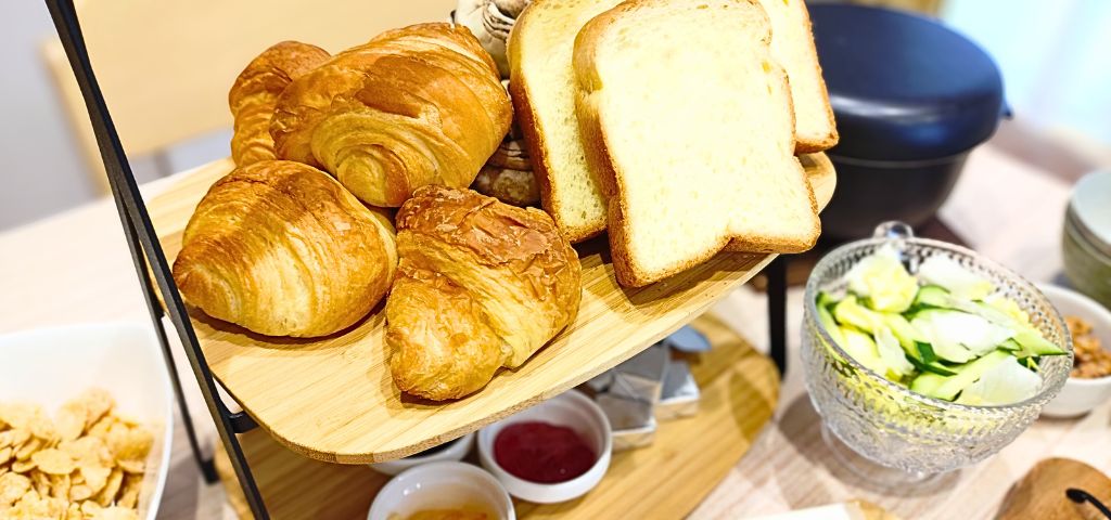 IKEAのケーキスタンドにパンを並べるだけで、朝食ビュッフェの雰囲気アップ！
