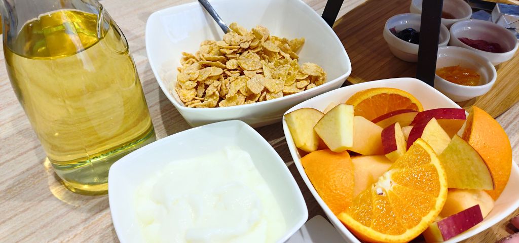 朝食ビュッフェのシリアルコーナー