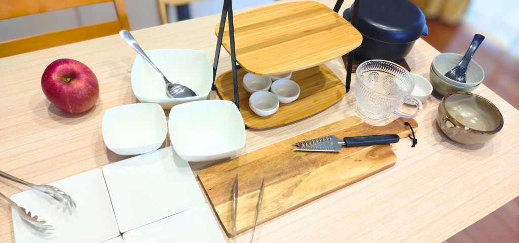 朝食ビュッフェを並べる器たち