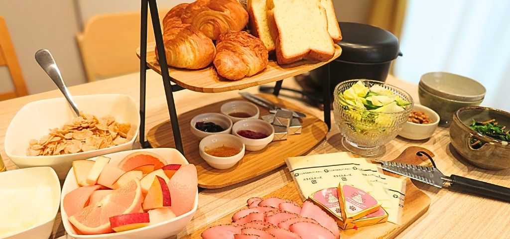 たくさんおかずを並べて、自宅でも朝食バイキングを楽しみましょう
