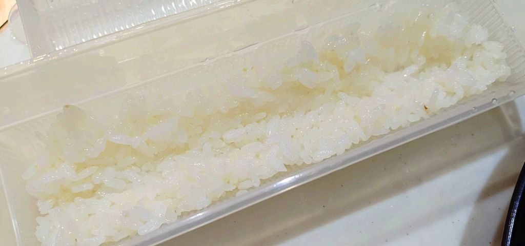 具材を入れるスペースを残しつつ、酢飯を敷いていきます