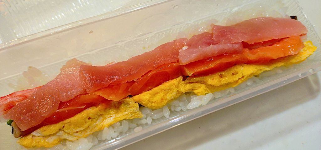 くぼんだ酢飯に具材をキレイに乗せます