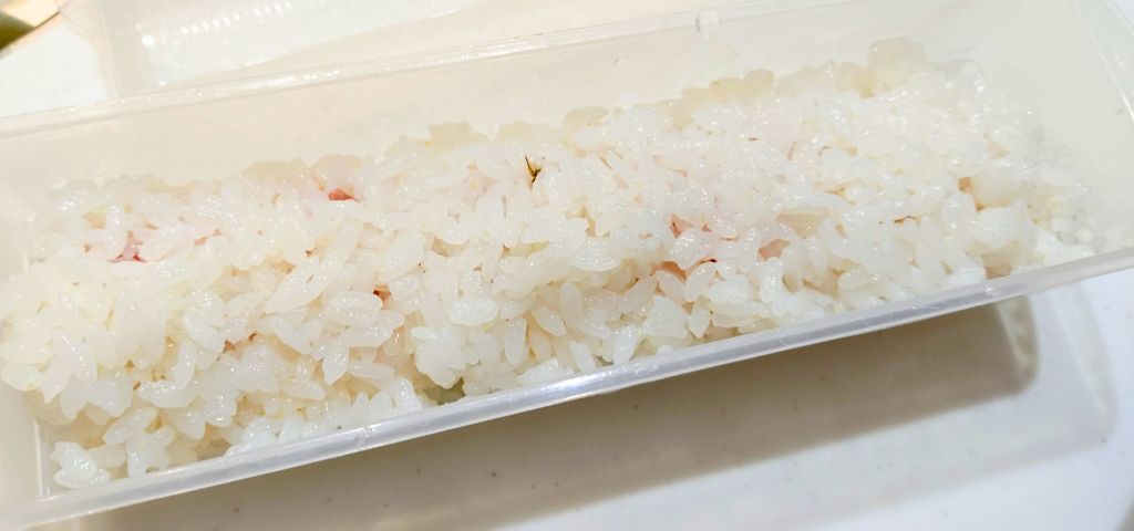 具材が見えなくなるまで酢飯をかぶせます