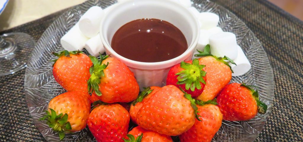 モンスターボールみたいに盛り付けたチョコフォンデュ