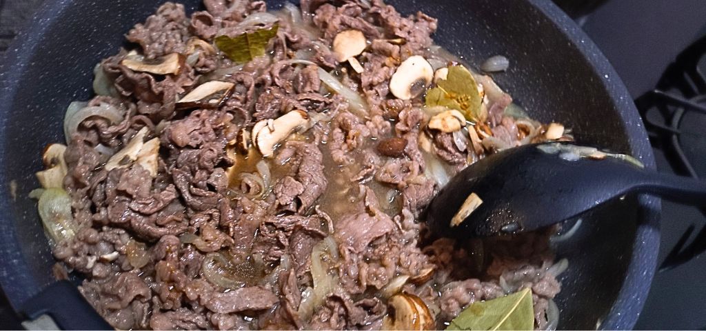 水とローリエ・コンソメ・中濃ソースを入れて煮込みます