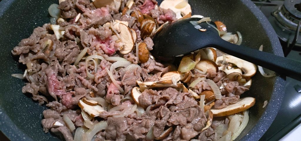 牛肉とマッシュルームを加えてさらに炒めます