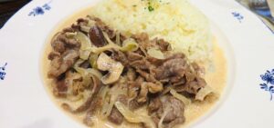 ビーフストロガノフとバターライスの盛り付け