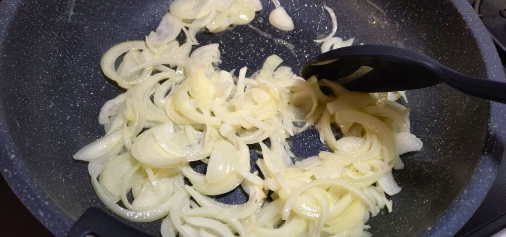 玉ねぎをバターで炒めています