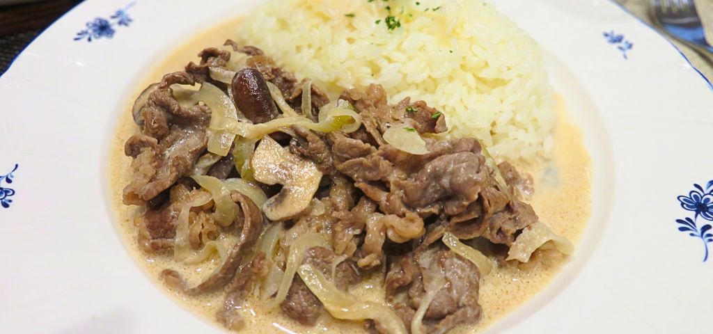 ビーフストロガノフとバターライスの盛り付け