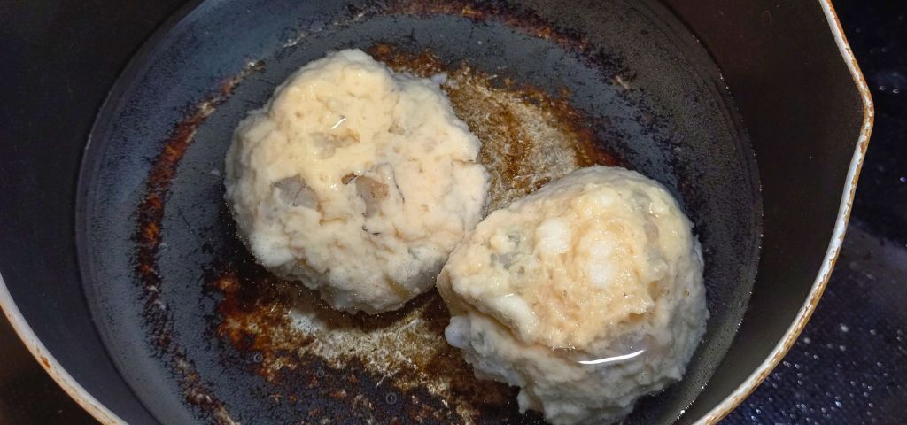 エビ団子を茹でています
