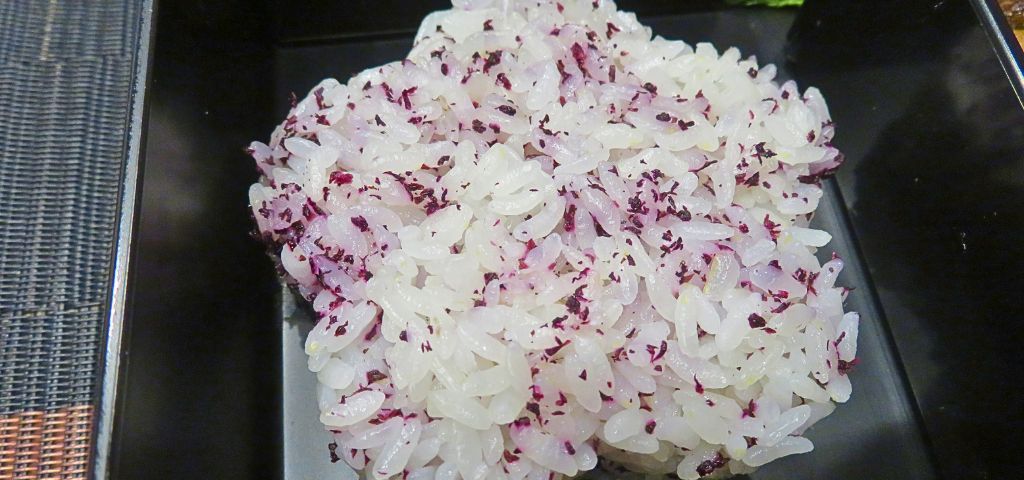 梅型に抜いたゆかりごはん