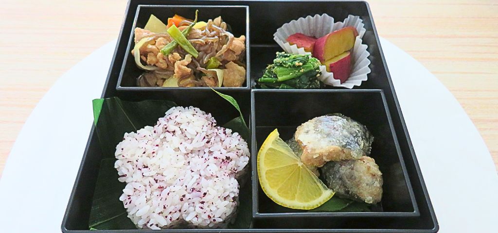 黒い重箱にいつものおかずを詰めて「松花堂弁当風」に