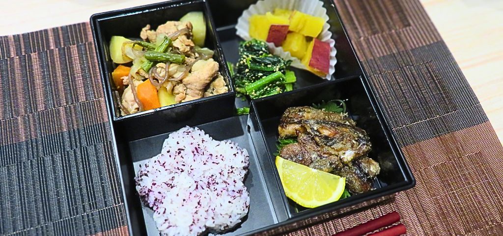 松花堂弁当風に盛り付けた、肉じゃがのおもてなし風献立