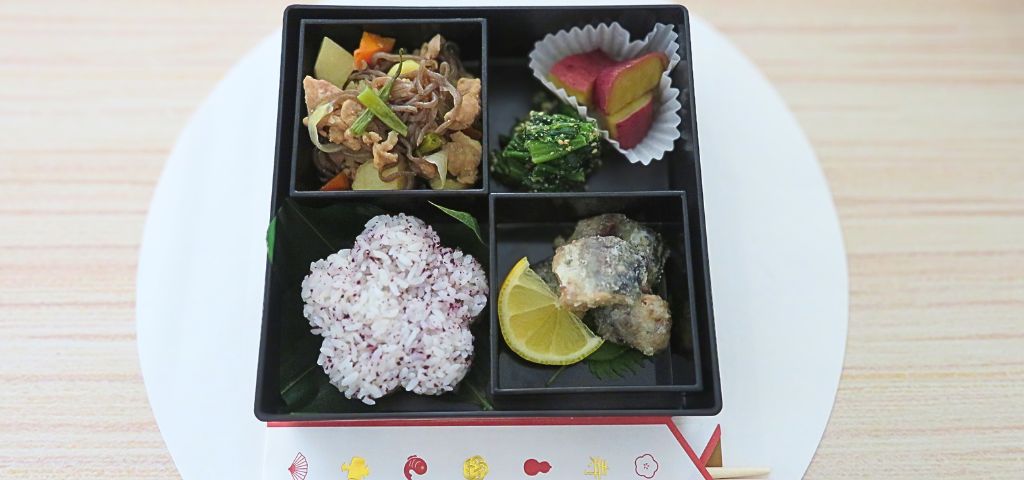 肉じゃがやゆかりおにぎりを詰めた子供向け和食献立