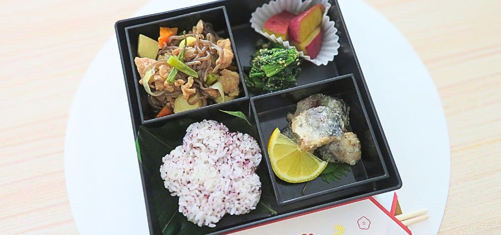 松花堂弁当風に盛り付けた、肉じゃがのおもてなし風献立