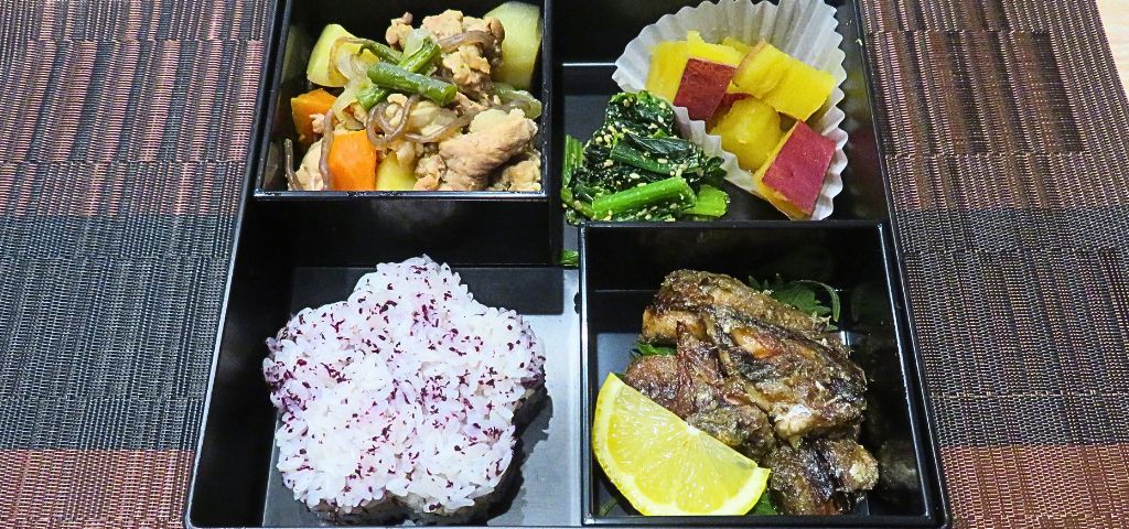 重箱に肉じゃがの献立を盛り付けました