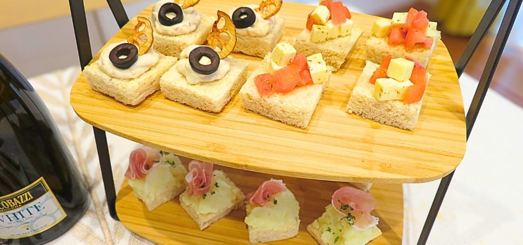 IKEAの二段ケーキスタンドに盛り付けた3種のオープンサンド