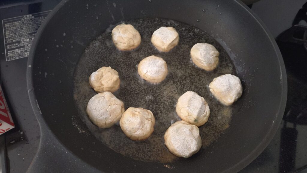 ひよこ豆のコロッケを揚げ焼きにしています