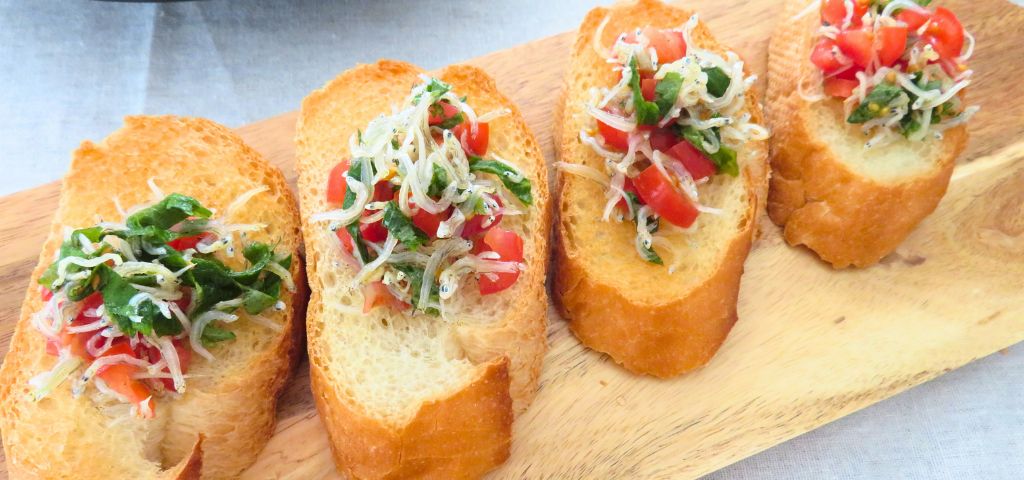 しらすと大葉とトマトのブルスケッタ