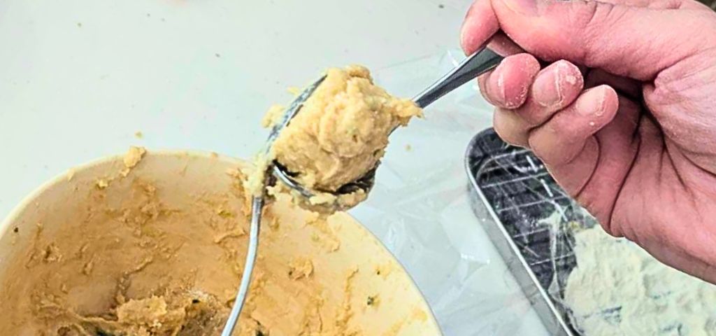 ひよこ豆のコロッケをスプーン2本で丸めています