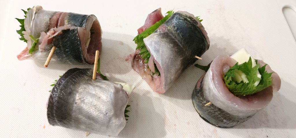 アジに大葉とチーズを巻き込み、つまようじで止めました