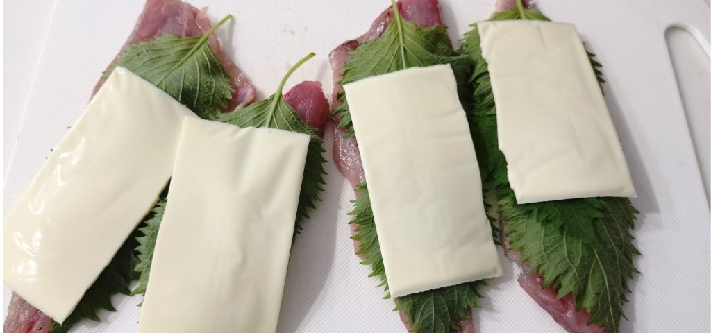 3枚下ろしにしたアジに、大葉とスライスチーズを乗せています