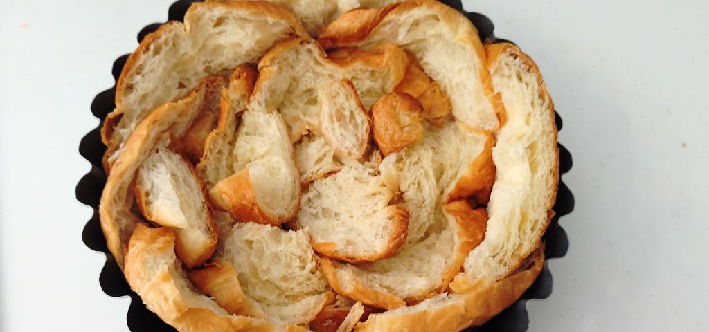 半分に切ったクロワッサンを型に敷き詰めました