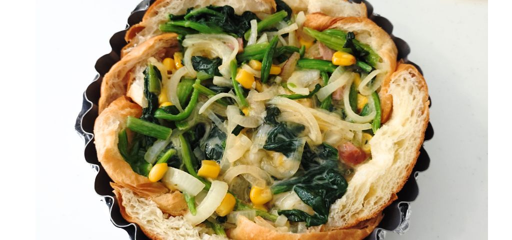 キッシュ台にフィリングを流し入れました