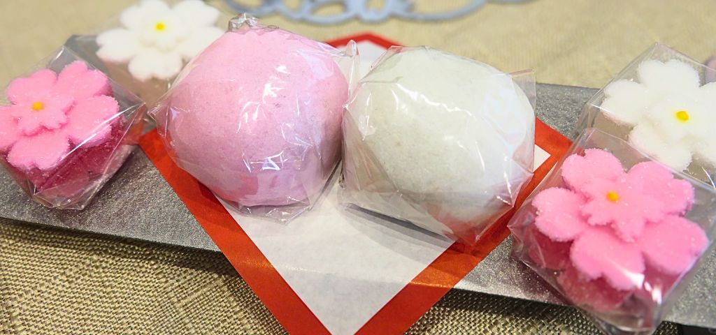 保育園で貰ってきた紅白饅頭と、和菓子屋の京菓子を乗せて