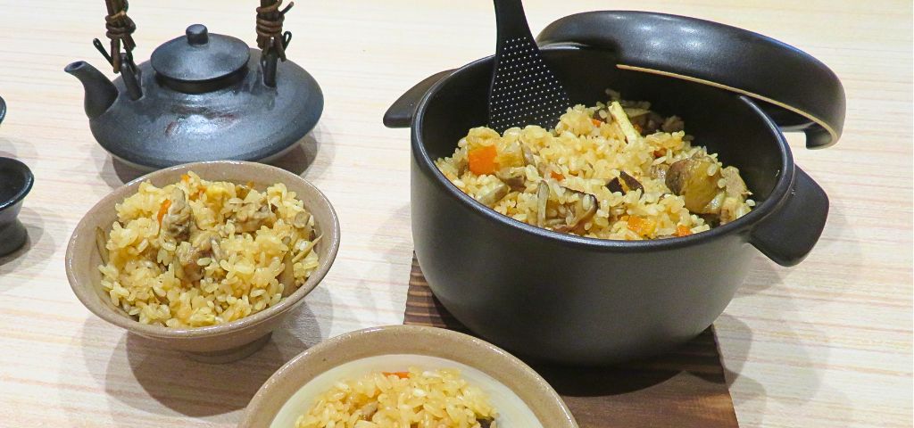 鶏五目ごはんの盛り付け