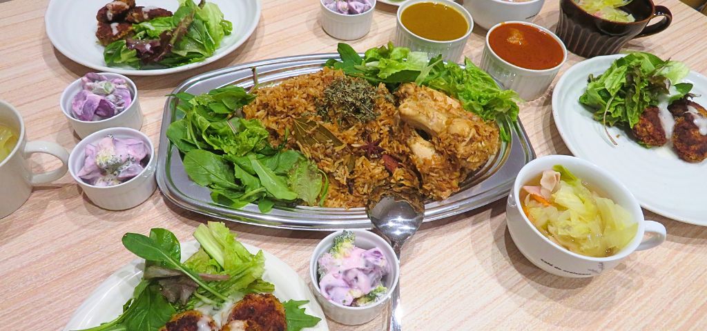 ビリヤニと野菜たっぷりの副菜の献立