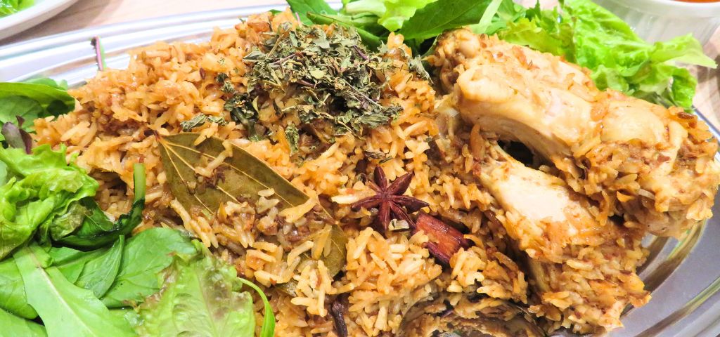 チキンビリヤニの盛り付け