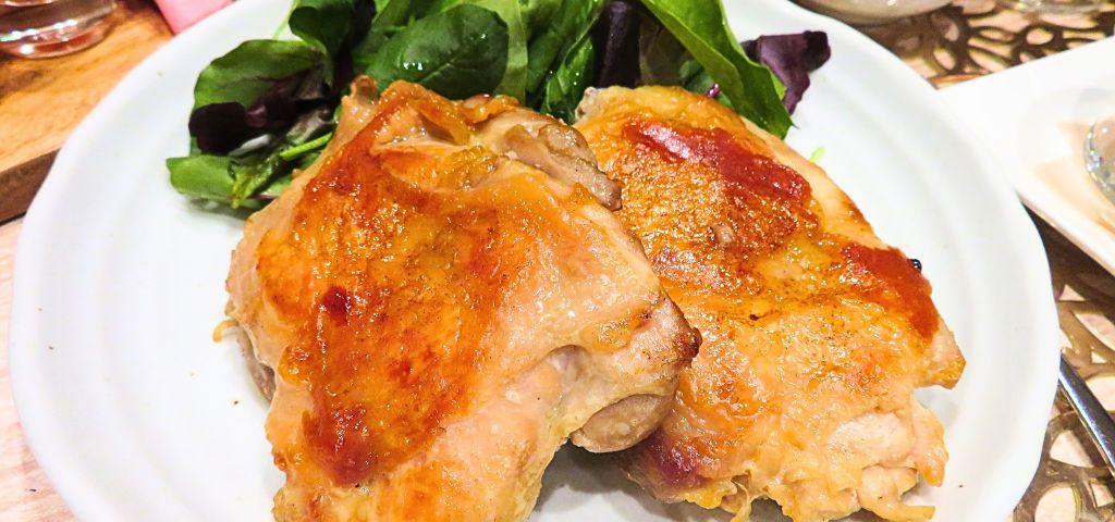 鶏もも肉を皮目からパリっと焼き上げました