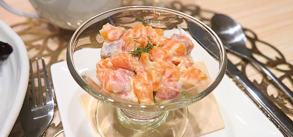 サーモンのタルタルにディルを乗せています