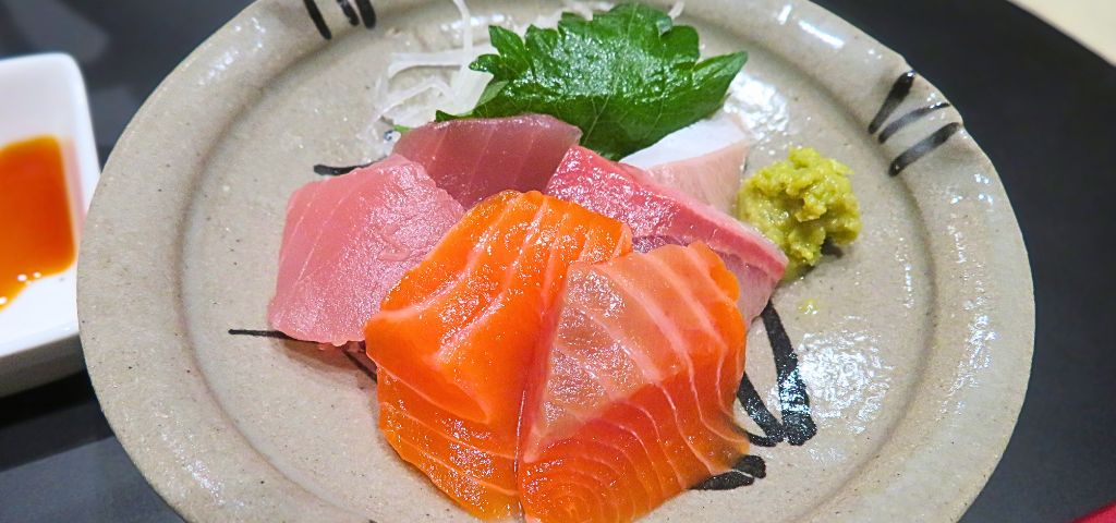 刺身の3種盛りを唐津焼に