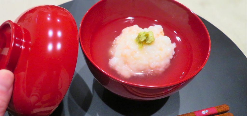 海老真薯のあんかけを漆の蓋つき椀にもりつけました