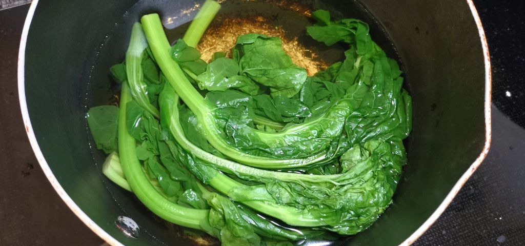 菜の花を茹でています