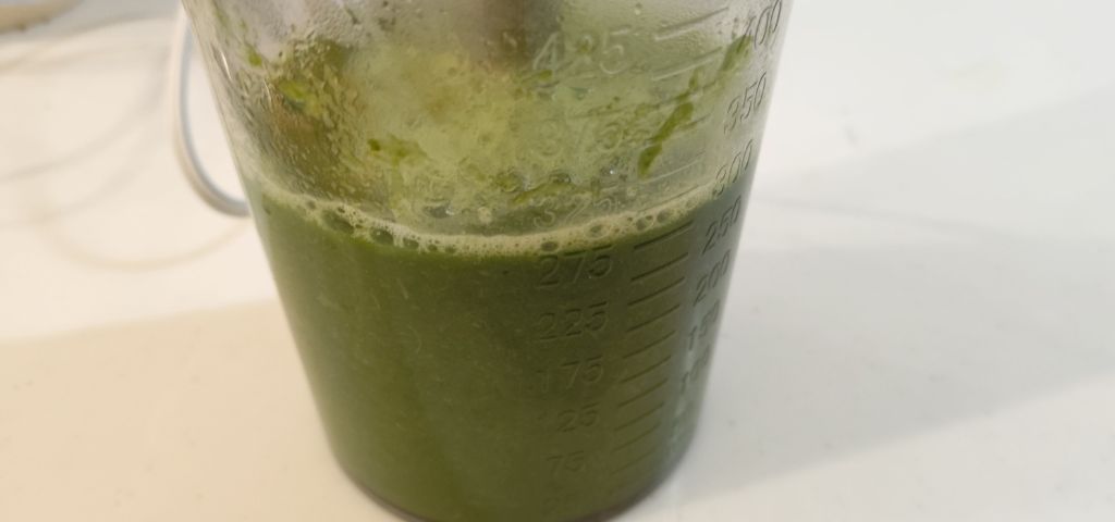 クタクタに湯がいた菜の花をブレンダーにかけています