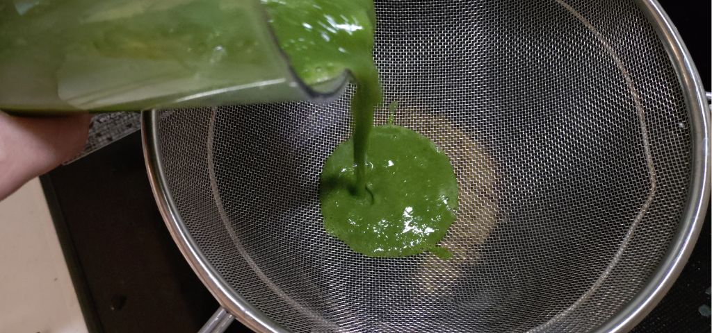 ブレンダーにかけた菜の花を裏ごししています