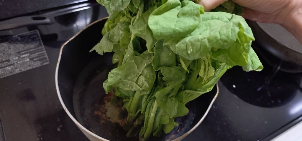 菜の花は根本から茹でます