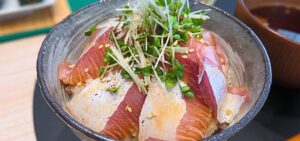 ぶりのづけ丼の盛り付け