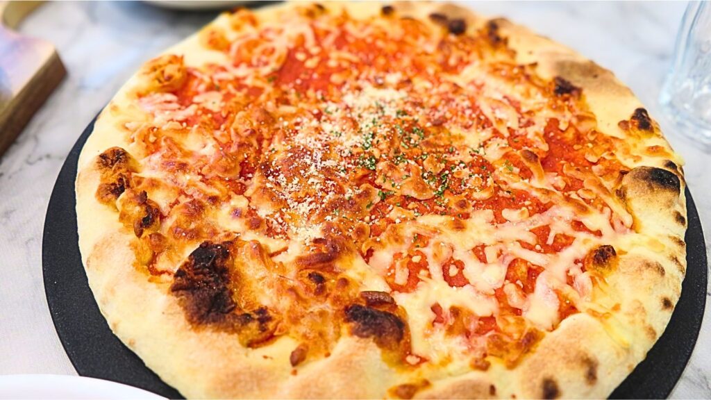 冷凍食品縛りのパーティー：業務スーパーのピザ