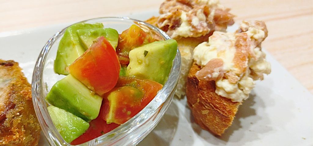 アボカドとトマトのサラダ、梅とクリームチーズのカナッペ