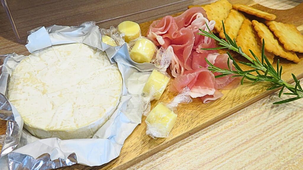 業務スーパーで全部揃うハム・チーズ・クラッカー