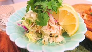 ベトナム風サラダ（ゴイガー）の盛り付け