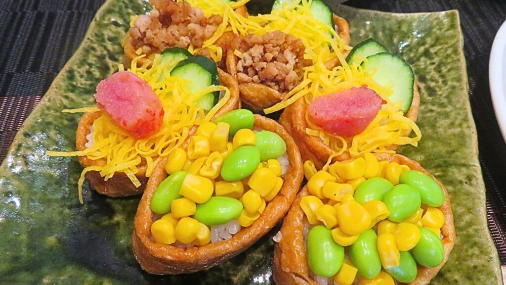 和食の大皿料理:3種類のオープンいなり