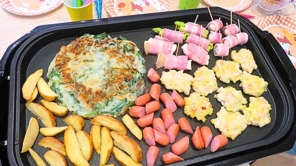 子供が喜ぶホットプレートパーティー：ホットプレートぎゅうぎゅうに敷いた子供の好物