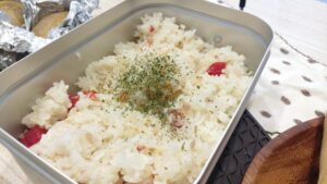 ミニトマトのピラフをメスティンで炊いてキャンプ気分