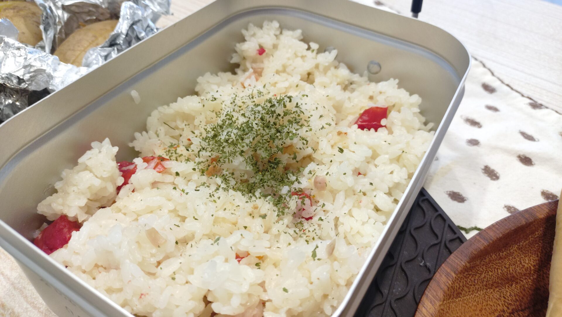 ミニトマトのピラフをメスティンで炊いてキャンプ気分